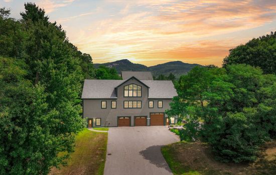 10 Locust Lane | Sleeps 34, Pool, Hot Tub, 16 BDRM