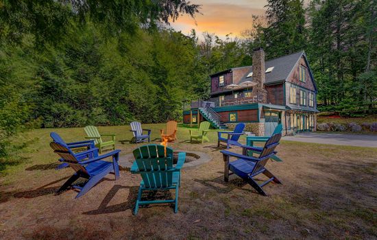 The Falcon Haus | Relaxing Escape with Hot Tub