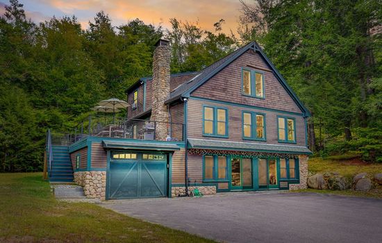 The Falcon Haus | Relaxing Escape with Hot Tub