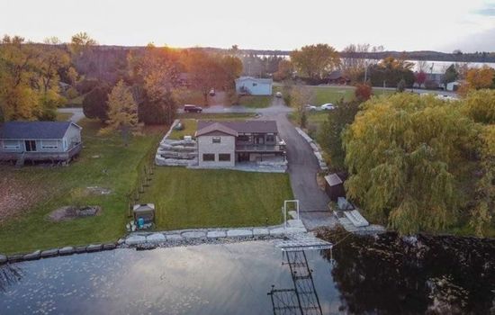 Chemong Lake Waterfront Cottage privateboatlaunch