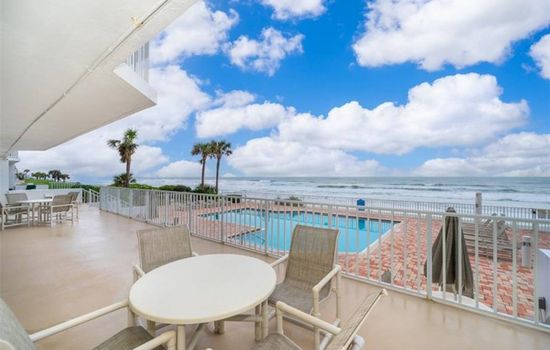 Serene 2BR Oceanfront Condo with Balcony, Florida