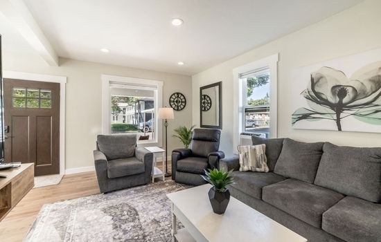 Flying Colors Cottage - Walk to Downtown!