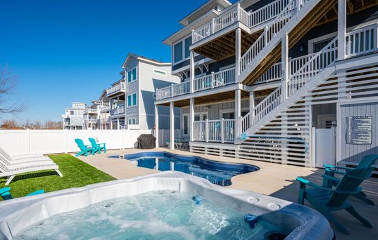 Sunlit backyard w/ private pool, hot tub, sun loungers & multi-level decks for laid-back coastal days