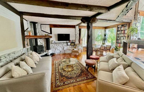 Insta-worthy artist’s retreat & country chalet