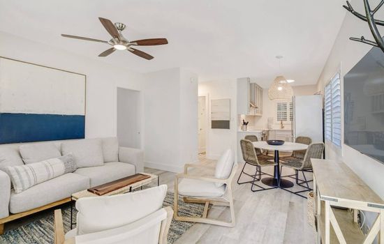 Fresh 2-bedroom Condo in the Heart of Old Naples