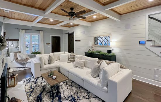 Picket Fences - Great Downtown Location