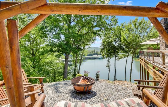 Lakefront Pet friendly Private covered dock