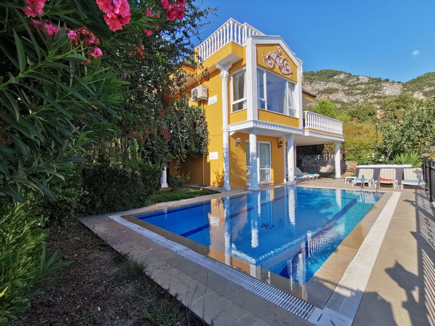 Curated visual reference: Picture Idea: Mountain View Villa With Pool Jacuzzi Ideal Va