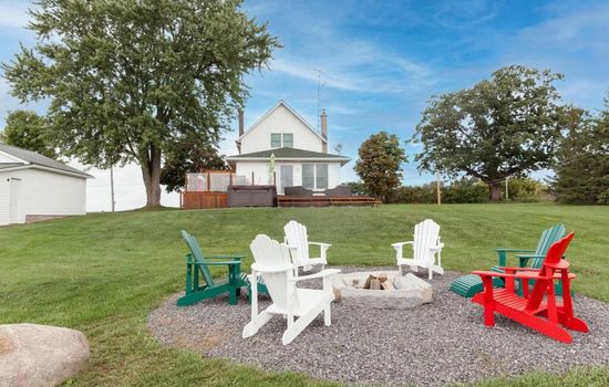 Joanie's Farmhouse · Waterfront with Hot Tub