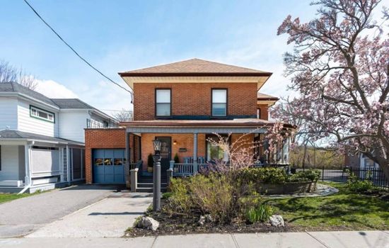 Central Picton, Games Room and steps from town!