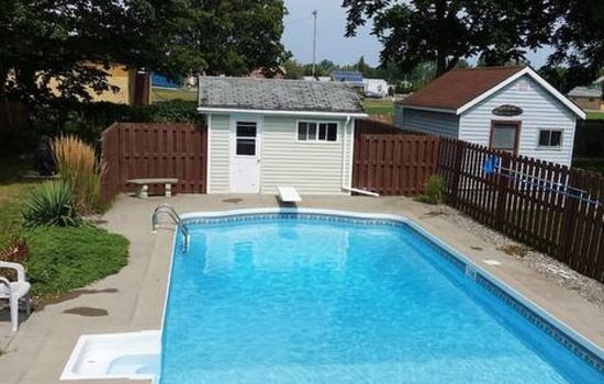 Downtown Picton, salt water pool, One Beach Pass included!