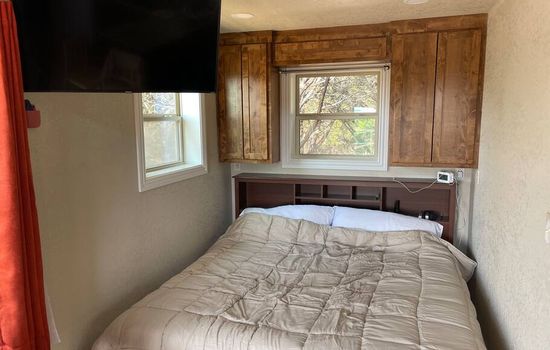 Lake Godstone Bed and TV Inspiration Cabin