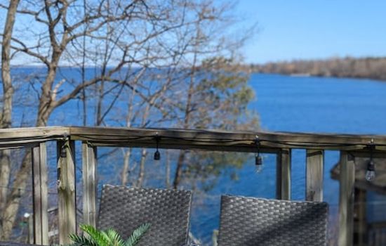 Stunning lakefront 4 season cottage in PEC - One beach pass included!