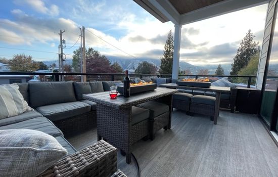 Seating for 16 on Main patio