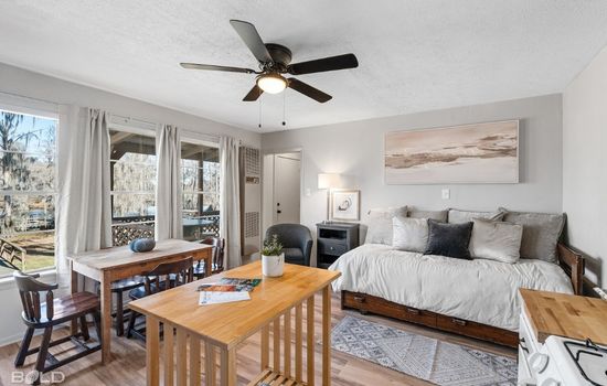 Lakefront Southern Pearl with Kayaks & Canoes