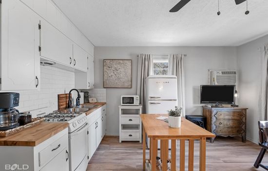 Lakefront Southern Pearl with Kayaks & Canoes