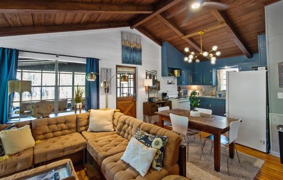 Emerald Cove Lakeside Cabin | Paddle, Relax,Unwind