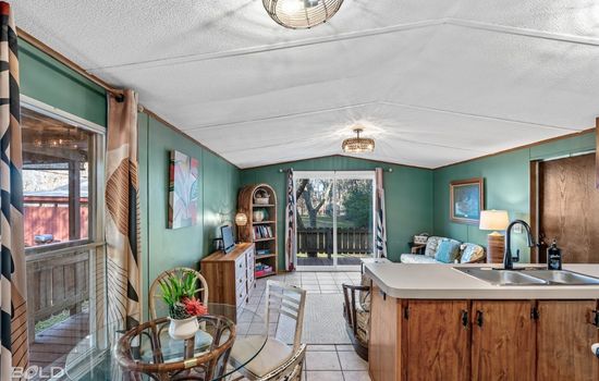 Chic Cypress View Cabin w/Kayaks & Canoes