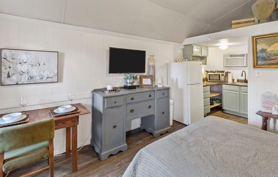 Cypress Chalet~Caddo Lake Cabin with Kayaks