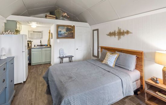 Cypress Chalet~Caddo Lake Cabin with Kayaks