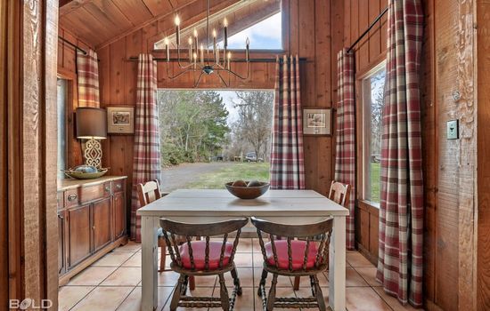 Cedar Wood Lodge Canoes, Firepit, Outdoor dining