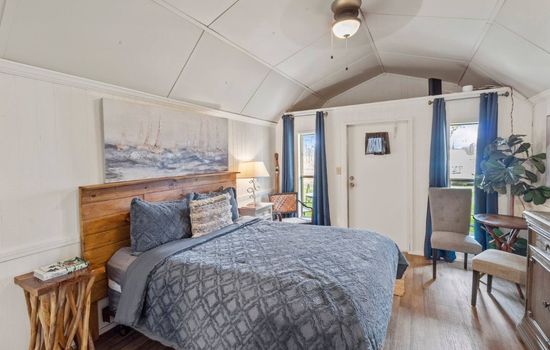 Pelican's Nest, Caddo Lake Cabins, with Kayaks