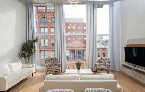 Lou-City Penthouse by Hollyhock Suites