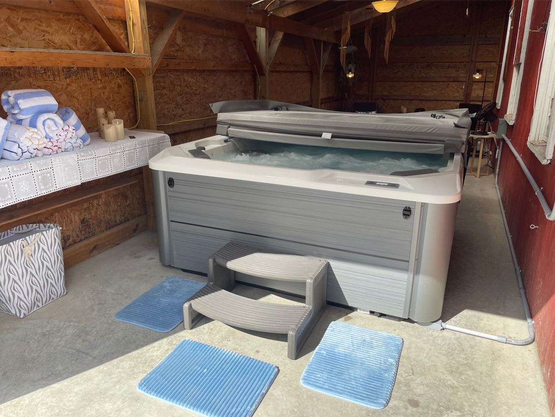 The Farmhouse-Seneca/Keuka-HotTub-WineTrail-1850’s Farmhouse