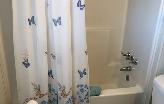 37 - Bathroom towards tub_2_11zon