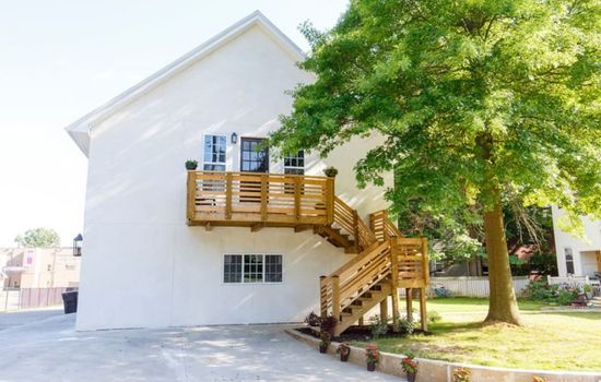 Cottage Park Carriage House. Rest & Explore with Hollyhock