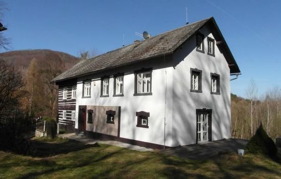 Traditionelles Haus, umgeben von Wäldern in Ralsko