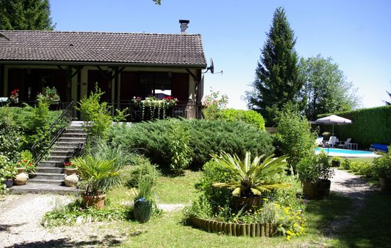 mit Garten, Grill und Terrasse