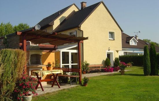 mit Garten und Pools