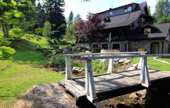 Exklusives Ferienhaus mit Schwimmbad direkt am Wasser