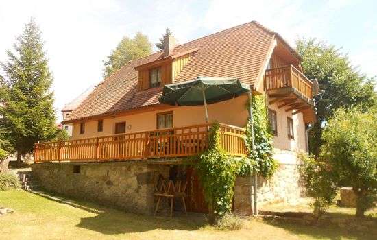 Haus in Kovárov mit Terrasse, Grill und Garten