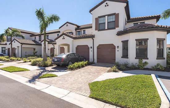 mit gemeinschaftlichem Pool