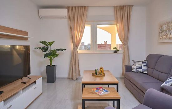 M Ganze Etage in einem geräumigen Haus mit Pool