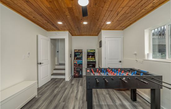 CDA Family Fun: Hot Tub, Game Room & More!