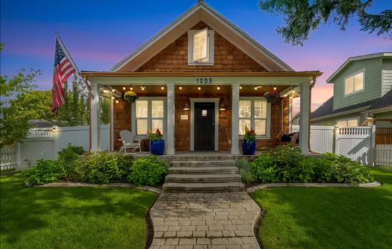 Picket Fences - Great Downtown Location