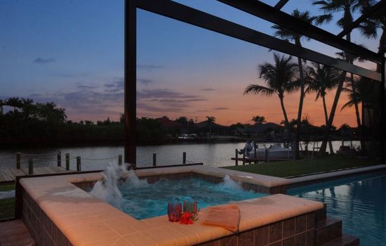 Luxuriöse Villa mit privatem Steg