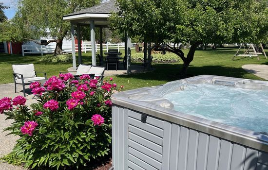 Modern Farm House- 1-Acre Yard with Hot Tub, Gazebo, BBQ