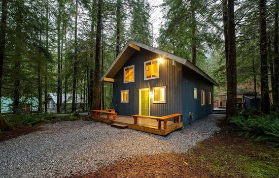 Neu gestaltete Hütte mit Whirlpool, Holzofen, Wi-Fi