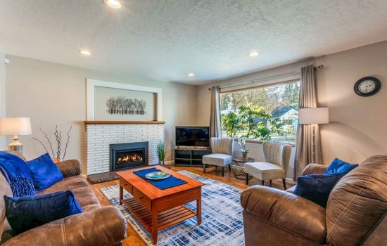 Spacious Downtown CDA Retreat – 4BR, Fenced Yard & Cozy Fire Pit!