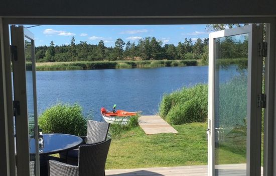 Holzhaus mit Terrasse, direkt an einer Bucht