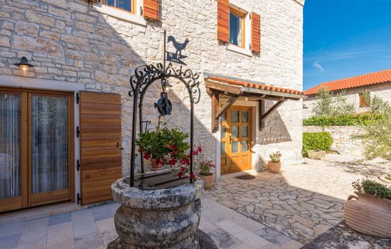 Gemütliches Ferienhaus in Peresiji mit Grill und Terrasse