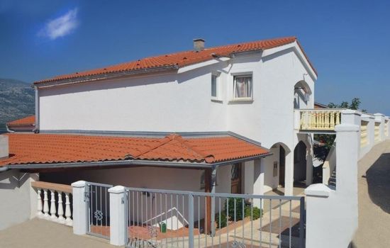 für fünf Personen mit Balkon