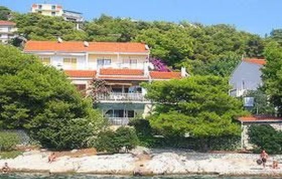 für vier Personen, mit einem Balkon