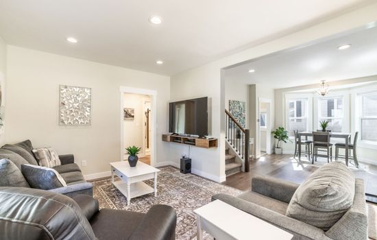 Flying Colors Cottage - Walk to Downtown!