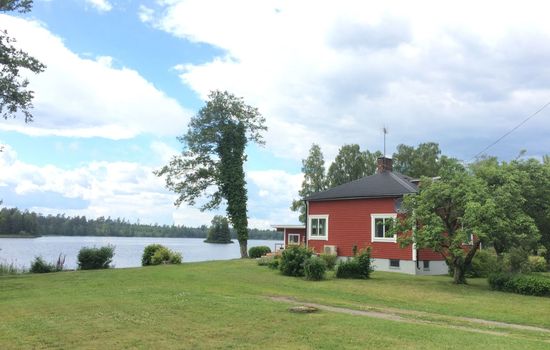 mit Garten und Holzterrasse am See