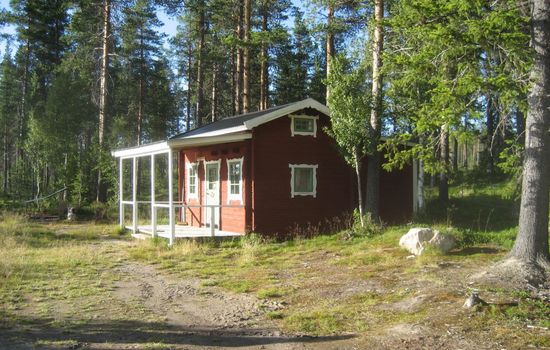 Schwedisches Holzhaus mit Grill und Terrasse